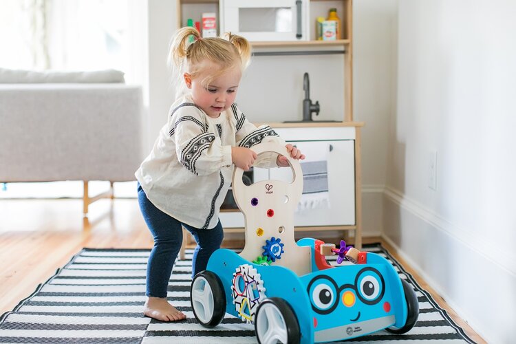 BABY EINSTEIN Dřevěná aktivní vlečka Discovery Buggy HAPE 12m+ Baby Einstein