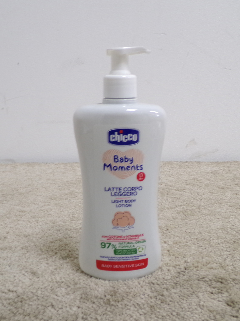 CHICCO Mléko jemné tělové s dávkovačem Baby Moments Sensitive 97 % přírodních složek 500 ml Chicco