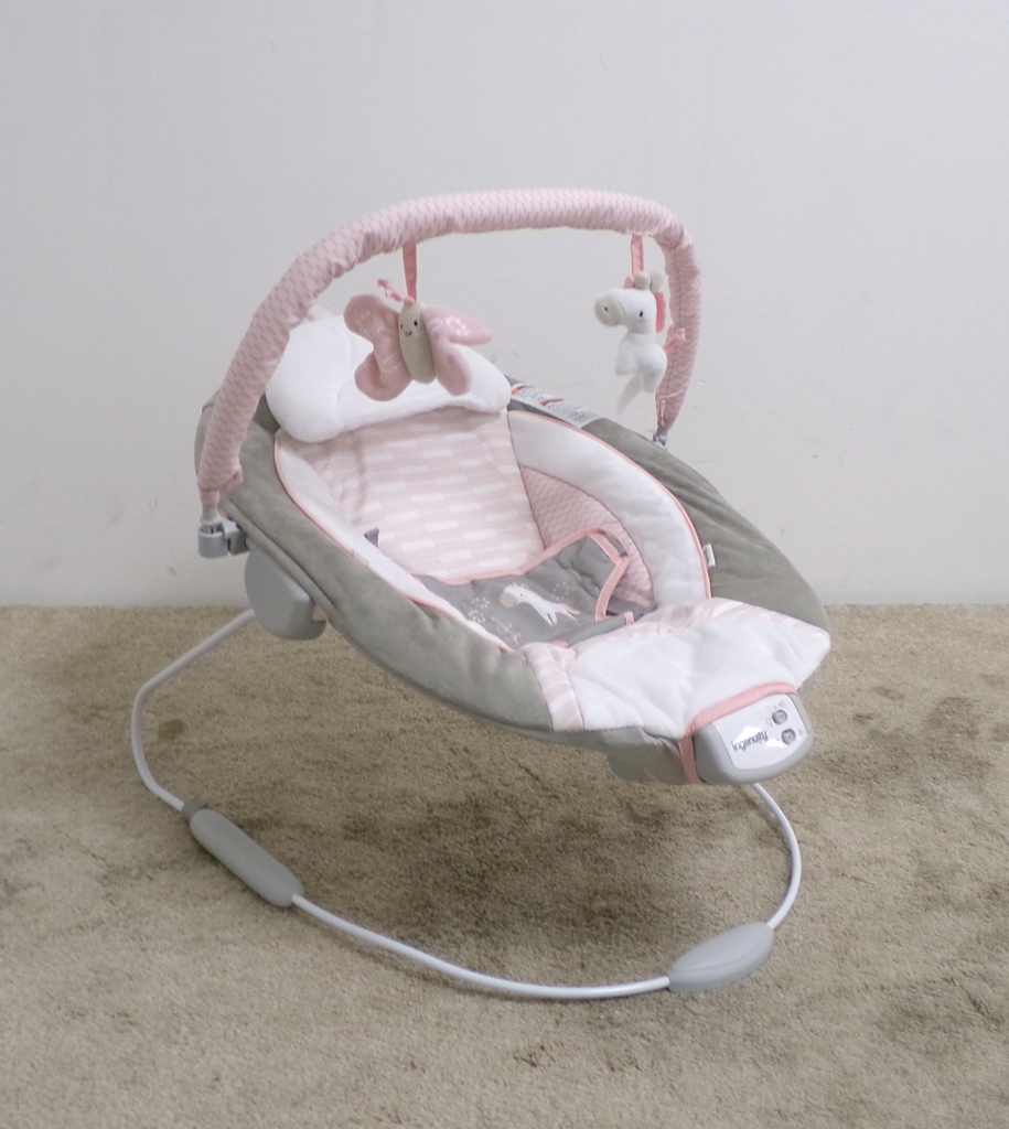 INGENUITY Lehátko vibrující s melodií Flora the Unicorn™ 0m+ do 9 kg Ingenuity