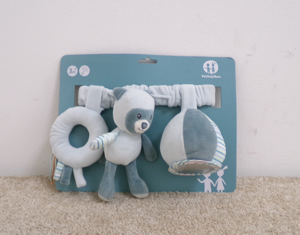 PETITE&MARS Hračka závěsná na kočárek méďa Mike Petite&Mars