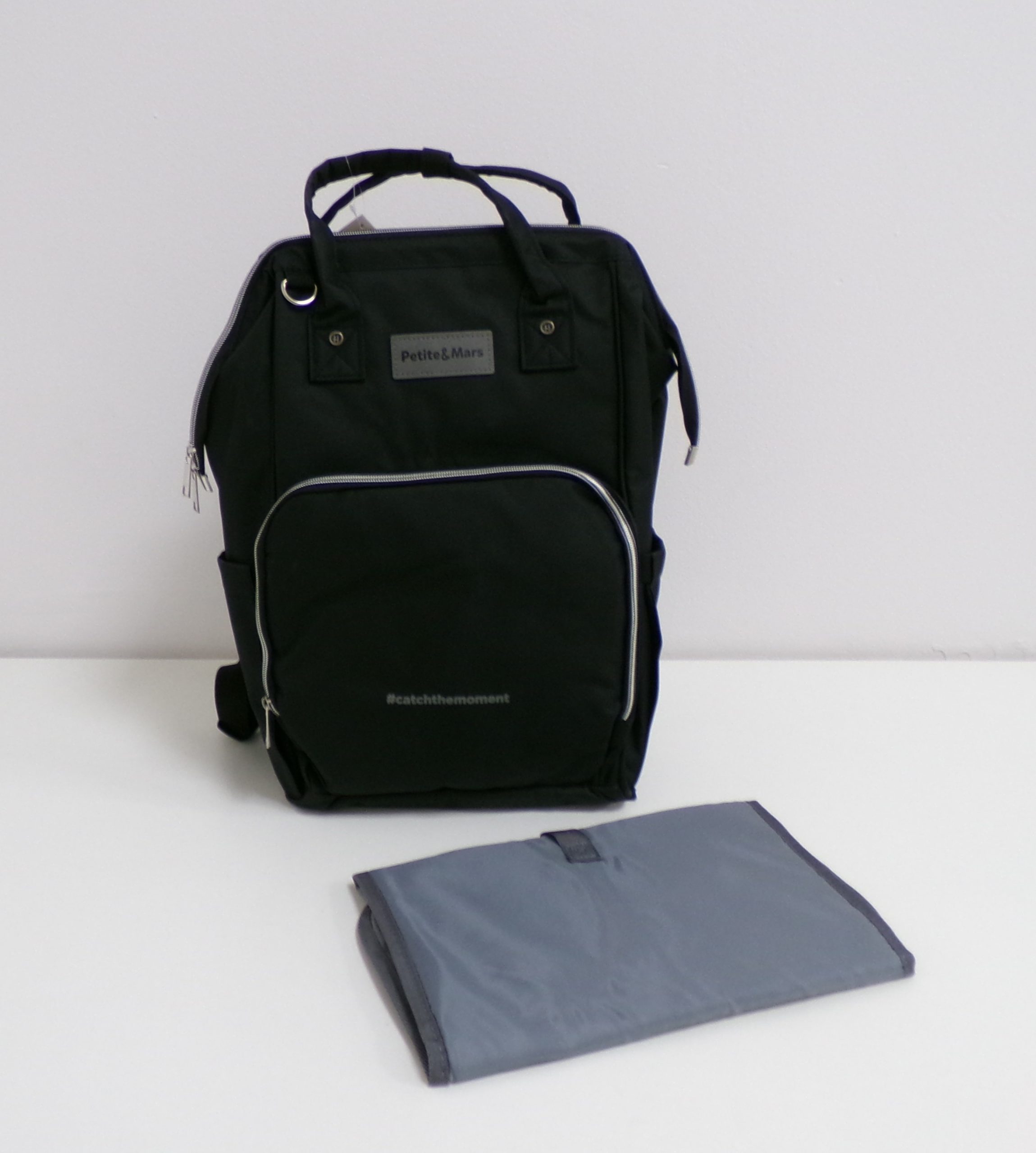 PETITE&MARS Batoh přebalovací na kočárek JACK - série Catchthemoment Just Black Petite&Mars