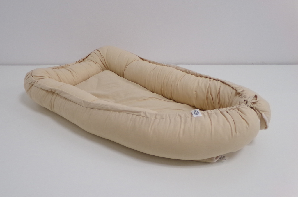 PETITE&MARS Hnízdo ochranné pro miminko FEEL SAFE Light Beige 90 x 60 cm Petite&Mars